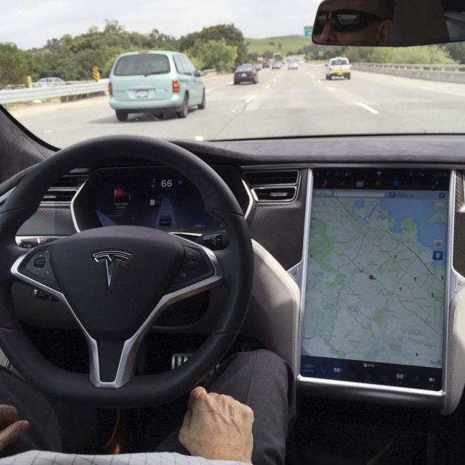 Внутренняя часть Tesla Model S показана в режиме автопилота в Сан-Франциско, Калифорния, США, 7 апреля 2016 года.