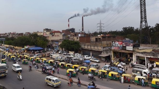 дымовые потоки из двух дымовых труб на угольной тепловой станции Бадарпур в Нью-Дели.