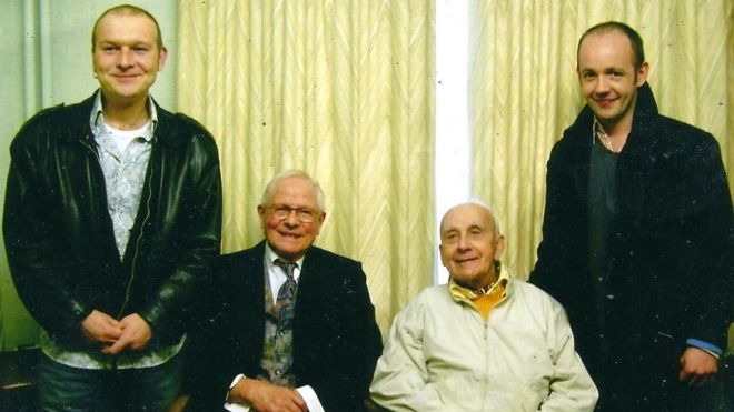 Майк и его партнер Передур выступили свидетелями гражданского партнерства Реджа и Джорджа в 2006 году