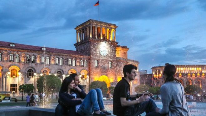 “天鹅绒革命”后，权力和平交接，亚美尼亚首都埃里温的状况有所变化。