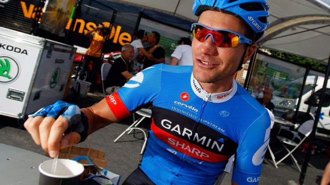 Un cilcista toma un café durante el Tour de Francia