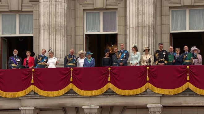 Королевская семья смотрит эстакаду