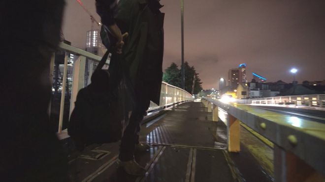 Человек с денежным мешком на мосту