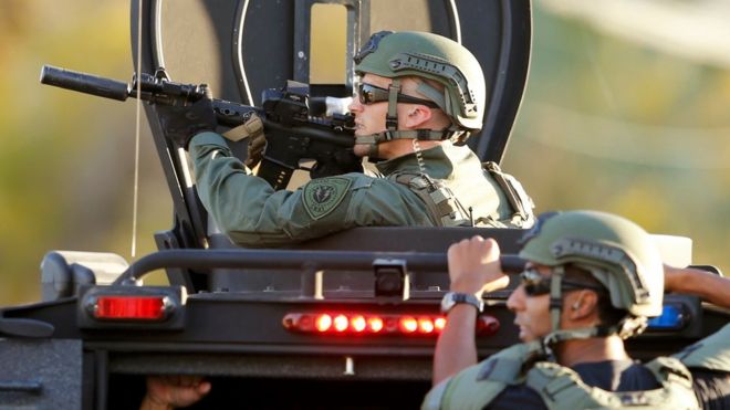 Полицейские проводят охоту после массовой стрельбы в Сан-Бернардино, штат Калифорния, 2 декабря 2015 года.