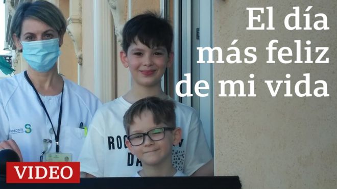 Loli, enfermera española, con sus hijos