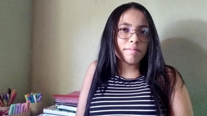 A estudante Érica Senna, de 18 anos, em sua casa no interior de Pernambuco