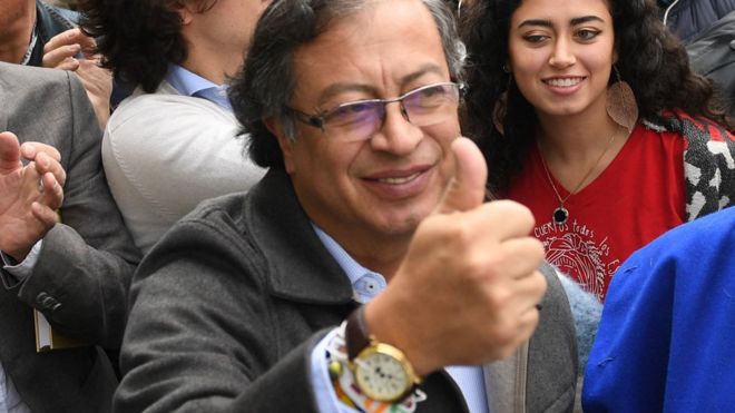 Gustavo Petro vota con su hija.