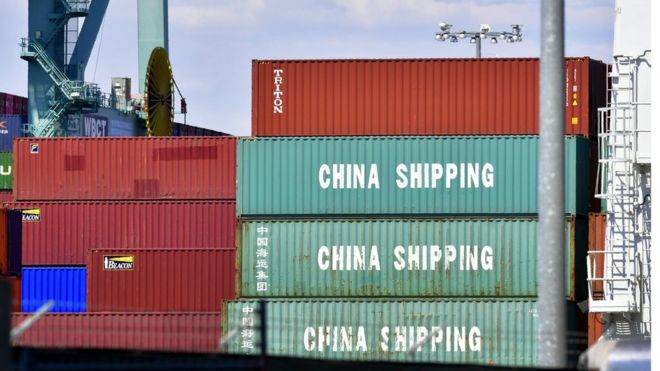 Các thùng hàng từ Trung Quốc chất đầy trên một chuyến tàu ở Cảng Long Beach, California