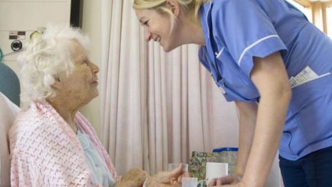Медсестра с пожилым пациентом