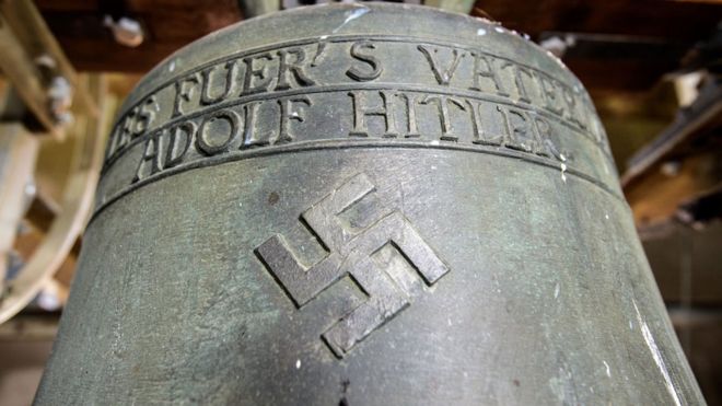A inscrição no sino em Herxheim diz 'Tudo pela pátria mãe - Adolf Hitler'