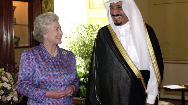 الملكة إليزابيث الثانية والأمير السعودي سلمان بن عبد العزيز قبيل مأدبة غداء في قصر باكنغهام بلندن في عام 2000.