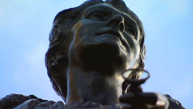 Статуя Эммелины Панкхерст стоит возле здания Парламента в Лондоне,