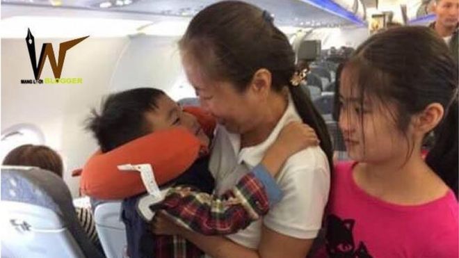 Нгуен Нгок Нху Куинх в самолете со своими дочерьми