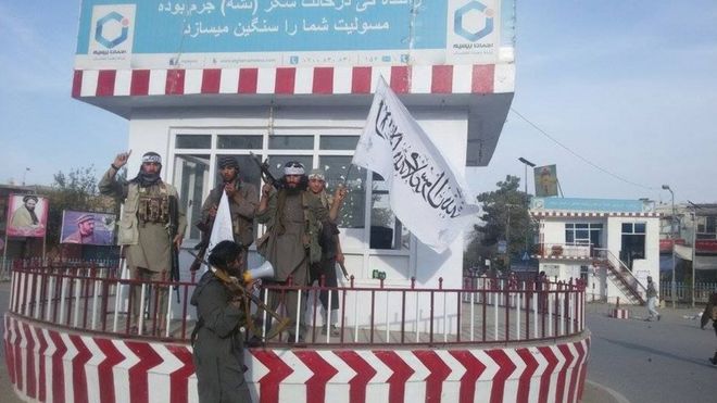 Tweet от Афганистана Представитель талибов Забихулла Муджахид показывает бойцов на кольцевой развязке в Кундузе