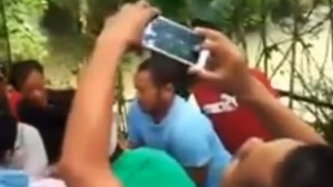 Скриншот из YouTube. Сельские жители, сбитые с толку инцидентом, записали это событие на своих телефонах