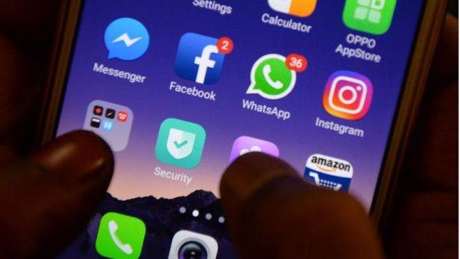 На этой фотографии, сделанной 22 марта 2018 года, показаны приложения для смартфонов Facebook, Instagram, Whatsapp и других социальных сетей на смартфоне в Ченнае.