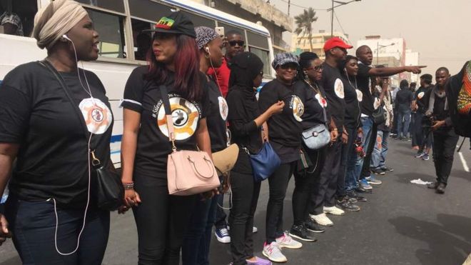 Des membres de l'association "Silence, on tue nos enfants", lors de la marche partie du bureau de poste de la Médina à Dakar.