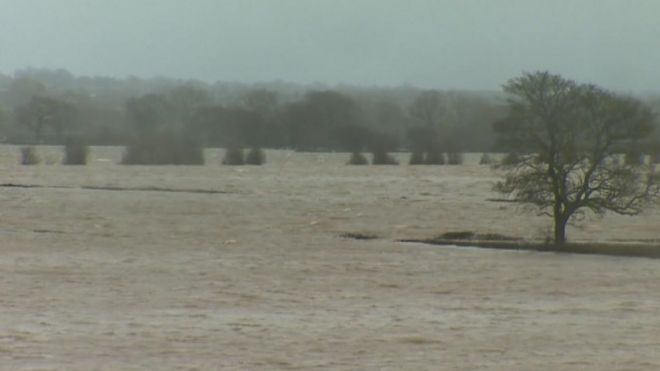 Сельскохозяйственные угодья в Холте около Рексхэма были затоплены после того, как река Ди разорвала свои берега