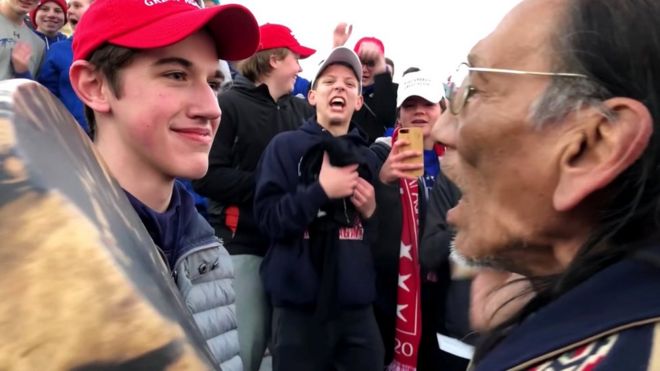 Aluno de escola católica encara o indígena Nathan Phillips, veterano da Guerra do Vietnã, em Washington DC, no dia 18 de janeiro 2019