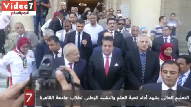 Министр высшего образования Египта министр Халеда Абдель Гаффар (в центре) на церемонии флага