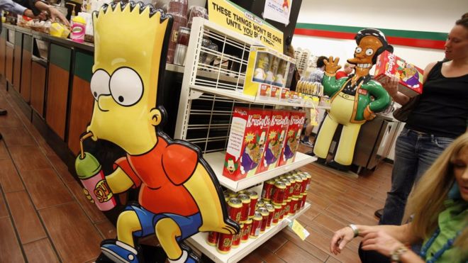 Представления «Барта Симпсона» (L) и «Апу» из многолетнего телевизионного мультфильма «Симпсоны» демонстрируются в магазине 7-11 на 345 Вт. 42-я улица, преобразованная в Kwik-E-Mart от Шоу для продвижения фильма «Симпсоны», которое откроется в следующем месяце, 2 июля 2007 года.