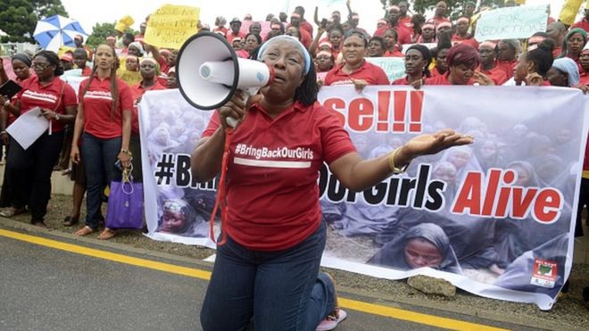 Нолливудская знаменитость Терпение Озоквор, также известная как Мама Дж, выступает за освобождение более 200 похищенных школьниц Чибок в Лагосе 29 мая 2014 года,