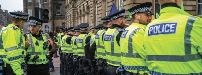 офицеры полиции Шотландии