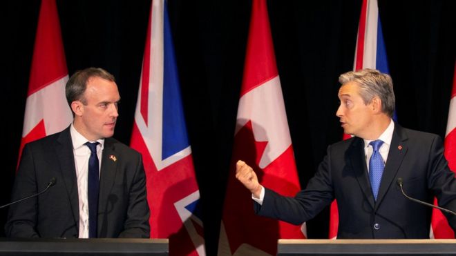 Доминик Рааб (слева) и министр иностранных дел Канады Франсуа-Филипп Шампань на пресс-конференции в Монреале