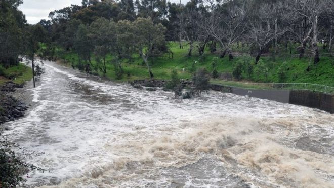 Общий вид показывает наводнение, стекающее вниз по реке Торренс в Аделаиде, Южная Австралия, Австралия, 29 сентября 2016 года.