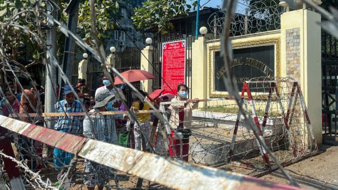 Quang cảnh nhà tù Insein khi mọi người chờ người thân ở Yangon, Myanmar vào ngày 12 tháng 2 năm 2022
