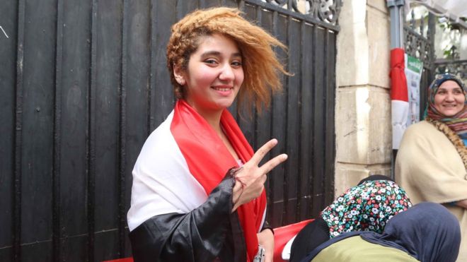 ناخبة شابة تحمل علم مصر على كتفها