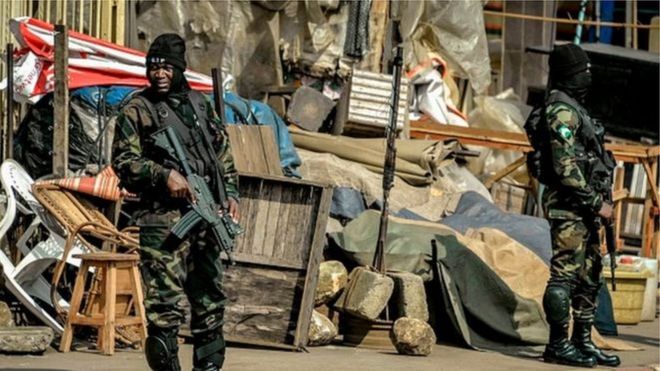 Des soldats en faction dans la zone anglophone du Cameroun, théâtre d'une insurrection depuis plus d'un an.