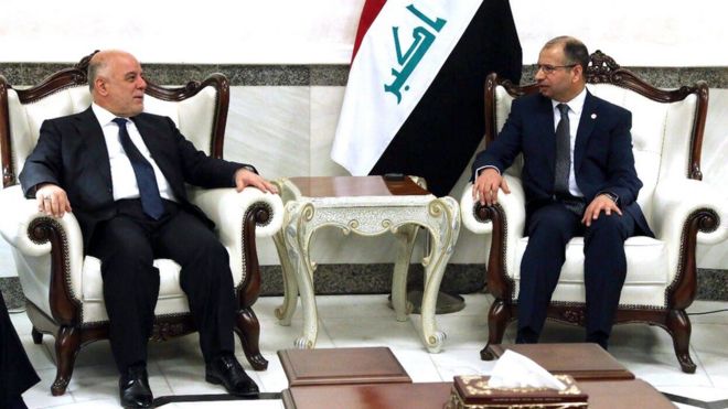 Премьер-министр Ирака Хайдер аль-Абади (слева) встречается со спикером парламента Салимом аль-Джубури (справа) у здания парламента Ирака в Багдаде, Ирак (27 сентября 2017 года)