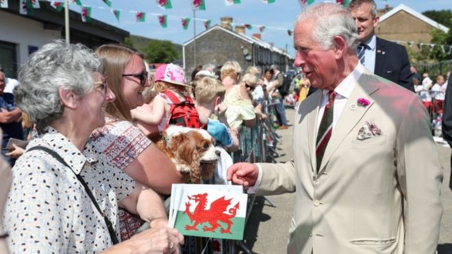 Принц Уэльский встречает местных жителей во время прогулки