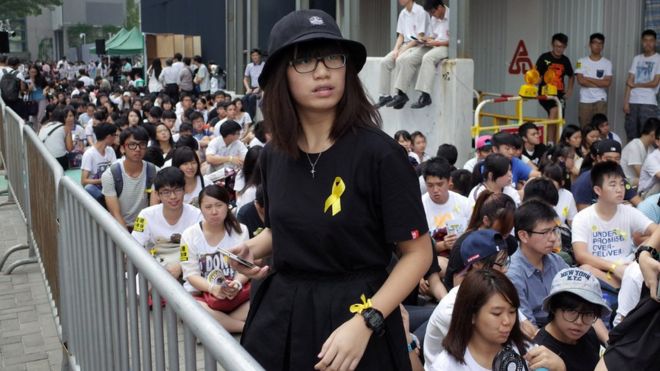 Протестующий смотрит во время протеста за демократию у здания правительства Гонконга 26 сентября 2014 года.