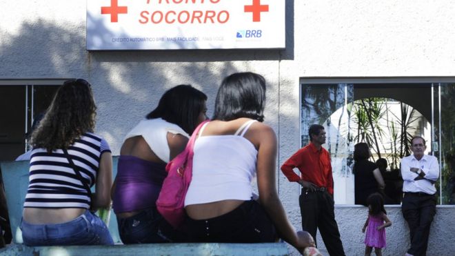 Pessoas em fila para atendimento