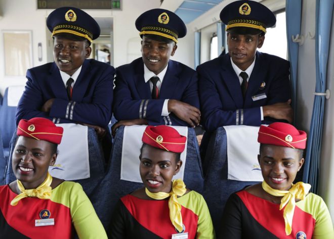 Железнодорожники Кении (R) позируют для фотографии в одном из новых пассажирских поездов