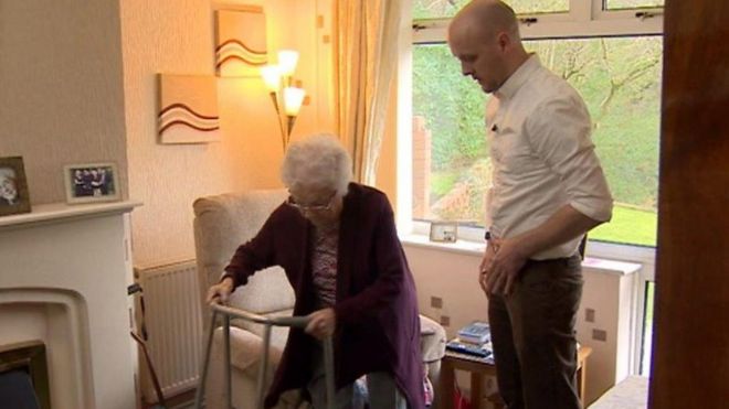 Пожилую женщину навестил в своем доме специалист по трудотерапии