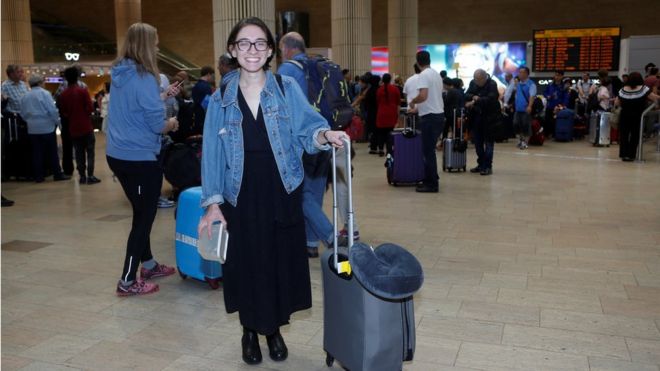 Американская студентка Лара Алказем гуляет в терминале международного аэропорта имени Бен-Гуриона в Лоде, недалеко от Тель-Авива 18 октября