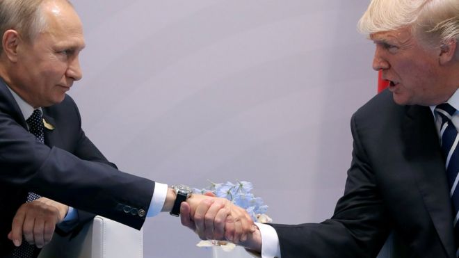 Президент США Дональд Трамп обменивается рукопожатиями с президентом России Владимиром Путиным во время их двусторонней встречи на саммите G20 в Гамбурге, Германия, июль 2017 года