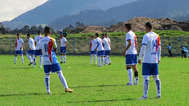 La Paz F.C. игроки разминаются перед игрой