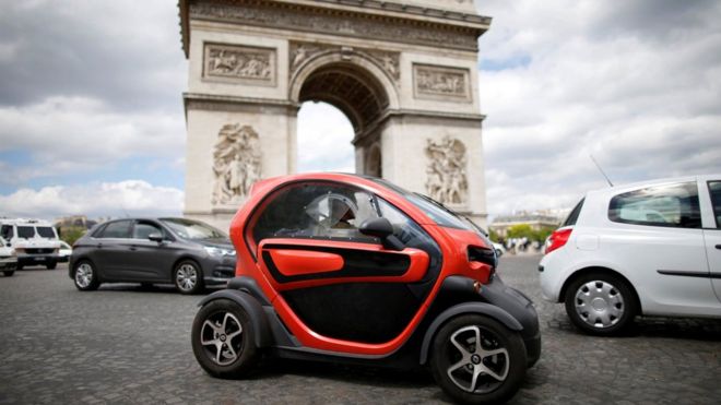 Электрический автомобиль от Renault проезжает мимо Триумфальной арки в Париже 30 мая 2017 года
