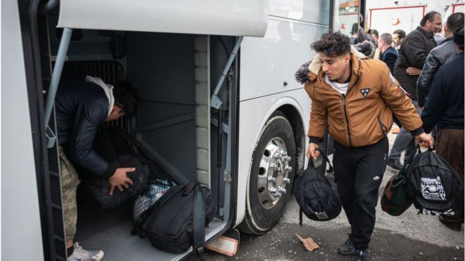 أرسلت اليونان وبلغاريا قوات إضافية إلى الحدود المشتركة بين كل منهما وتركيا لمنع اللاجئين من عبورها