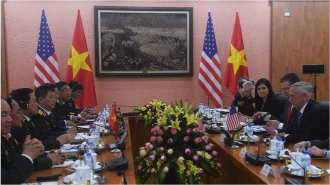 Bộ trưởng Quốc phòng Hoa Kỳ James Mattis và Bộ trưởng Quốc phòng Việt Nam Ngô Xuân Lịch