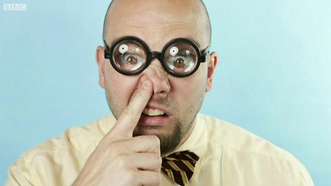 Un homme met son doigt dans son nez