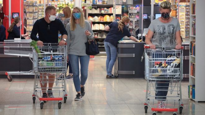Немецкие покупатели в супермаркете