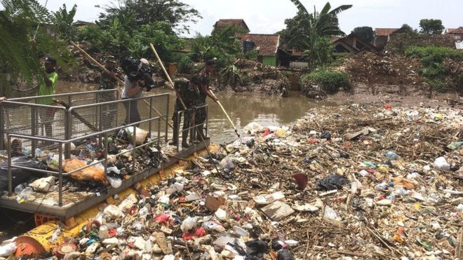 Rìo tapado de basura en Indonesia