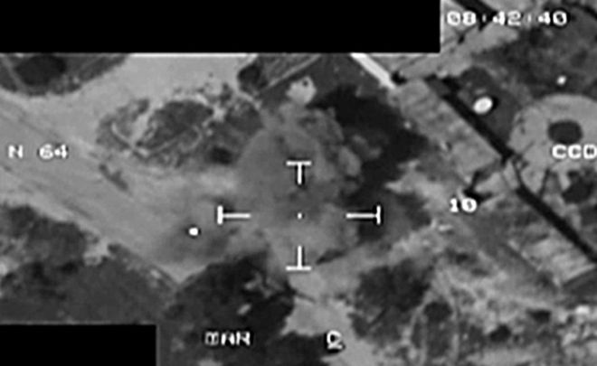 Неподвижное изображение, снятое с отснятого материала RAF Tornado GR4, на котором показан самолет, использующий ракеты Brimstone для уничтожения основного боевого танка в Ливии во время операции «Эллами» в 2011 году.