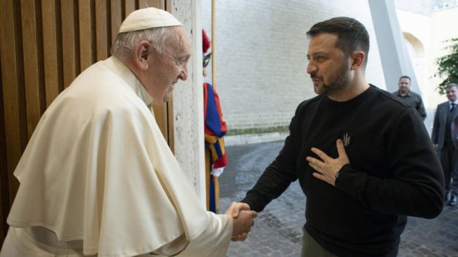 Pope Francis meets Ukrainian President Volodymyr Zelensky at the Vatican. Photo: 13 May 2023