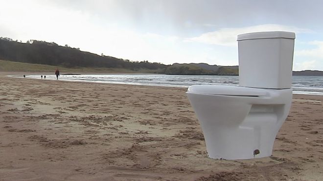 Туалет на пляже во время протеста Gairloch